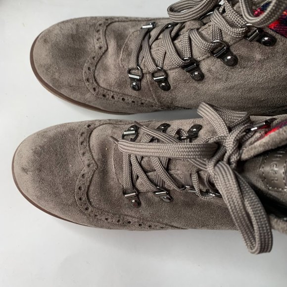 TOMMY HILFIGER WOMENS ANKLE BOOTS TWYAZI-T  Gray Faux Suede Wingtip SIZE 8 - Picture 6 of 7